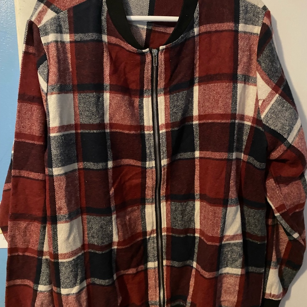 Woman’s zip up jacket size 4lx( fits more like a 3xl)
New no tags